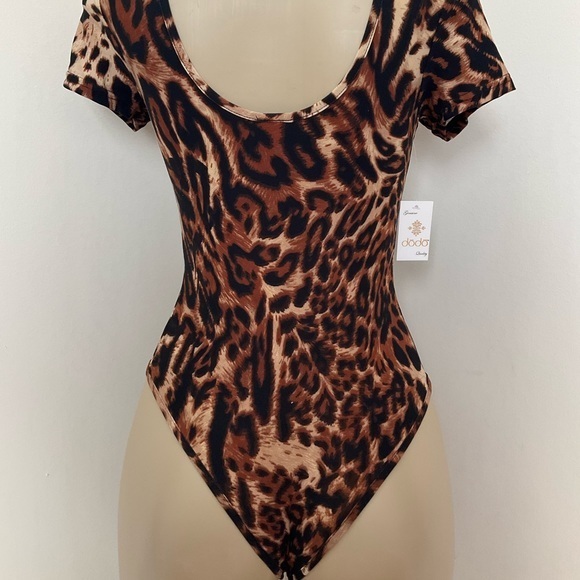 Leopard Print Short Sleeve Bodysuit - Picture 2 of 3